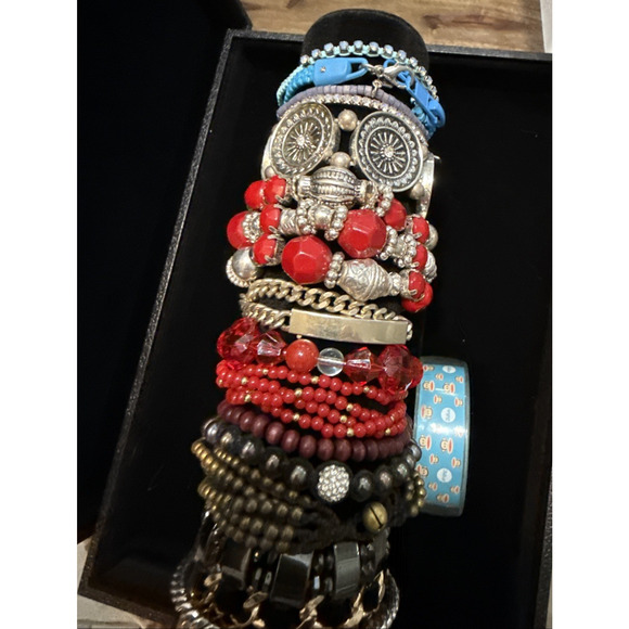 Lot of 17 Mixed Bracelets Bangles Stretch Leather Stone Wrap Wear or Resell - Picture 4 of 16